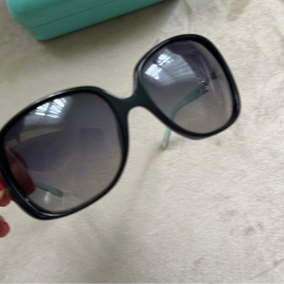 *Tiffany & Co* Oversized Sunglasses w/Heart Skeleton Key Side Accents - Picture 4 of 11